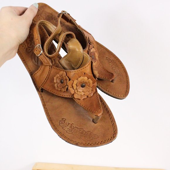 *Leather Thong Sandals with Flower Decals - Picture 1 of 3